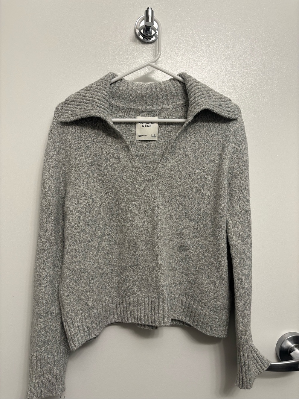 Abercrombie & Fitch Light Gray V-Neck Collared Women's Sweater